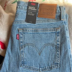 NWT: Levi’s Wedgie Straight Fit Women’s Jeans